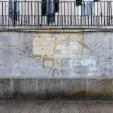 ...e, pi� in basso, un cortiletto cinto da un muro sul quale notiamo un antico arco, oggi murato